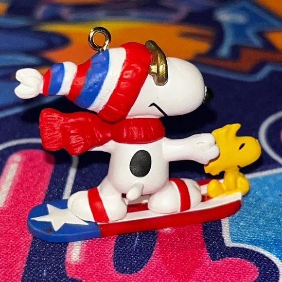 Hallmark Keepsake Miniature Christmas Ornament Peanuts Winter Fun Snoopy 2002 - Picture 6 of 8